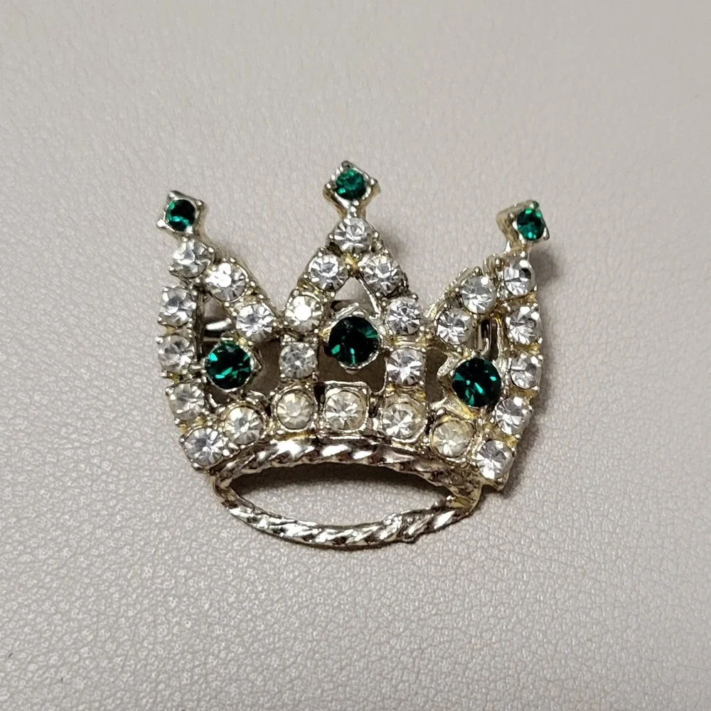 Vintage Unsigned Green & Clear Rhinestone Gold Tone Crown Tiara King Brooch Pin